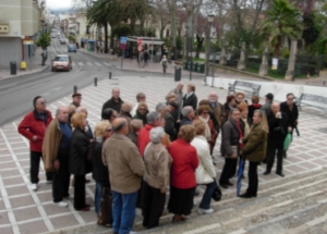 Atendiendo a las explicaciones de la gua en una de las excursiones